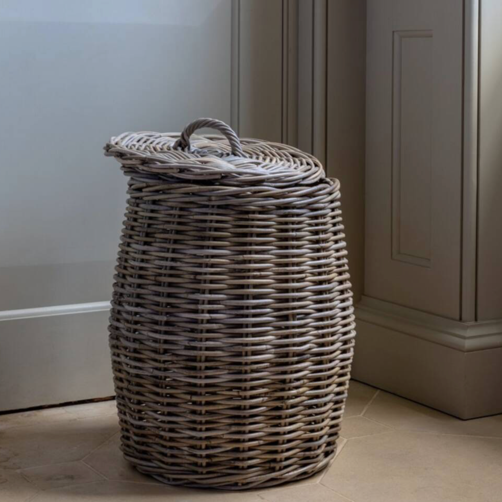 Lidded Kubu Wicker Laundry Basket